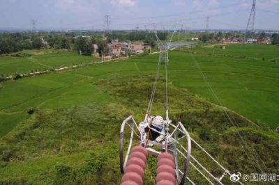 帶電作業(yè)檢修輸電線路，處理導(dǎo)線引流板發(fā)熱問題