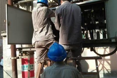 竹山縣供電公司對(duì)低壓配電柜、開(kāi)關(guān)、漏電保護(hù)器和客戶側(cè)用電設(shè)備消除缺陷