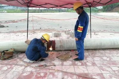 資陽供電公司奔忙在各個工程施工現(xiàn)場，上可以電桿架線，下可以做拉線