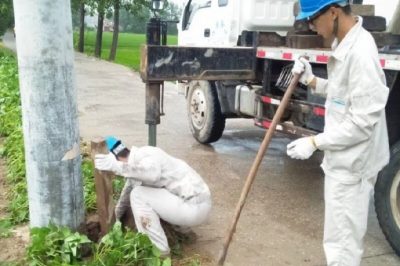 胡寨供電所對10KV105線路101、102#被暴雨沖斜的電桿進(jìn)行扶正