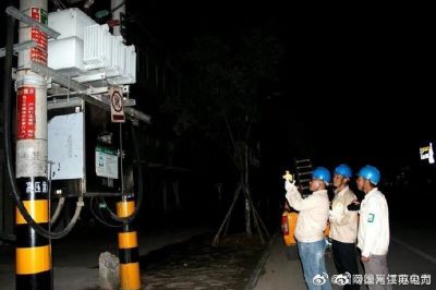 供電所值班員用紅外線測(cè)溫儀測(cè)量八義集鎮(zhèn)街道8#變壓器器身、電纜接頭等處溫度