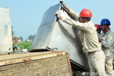 盱眙縣供電公司拆除原配電箱，更換安裝新式智能配電箱