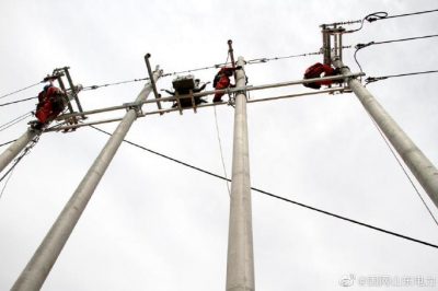 10千伏創(chuàng)業(yè)園國網(wǎng)利津縣供電公司工作人員登桿升級線路，供電安全穩(wěn)定