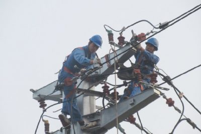 10千伏線路遷改，新立鋼管塔2基，架設(shè)絕緣導(dǎo)線300米，敷設(shè)過路高壓電纜160米