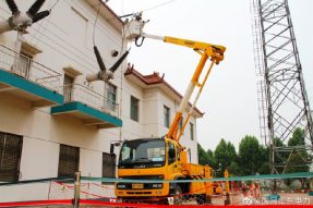 110千伏線路完成99支非耐酸芯棒絕緣子更換工作，消除斷串隱患
