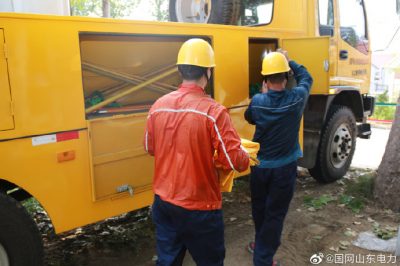 帶電作業(yè)在10千伏單廟線安裝分界開關(guān)，提升供電可靠性