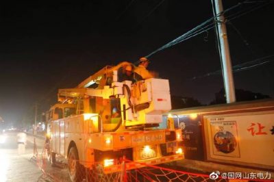10千伏王石線開展檢修作業(yè)，新上400千伏安箱變一臺