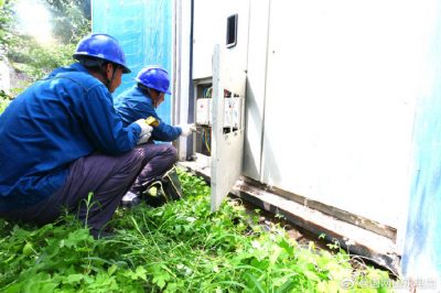 對韓家洼村的箱變、配電箱、下戶線及家庭用電開展檢查診治
