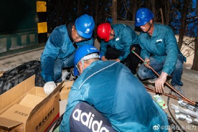 10千伏長(zhǎng)園1線(xiàn)開(kāi)展電纜敷設(shè)作業(yè)，制作電纜中間頭
