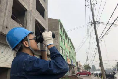 開展雨后設(shè)備巡視，為迎峰度夏期間安全供電消除隱患
