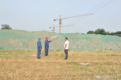 高壓線下堆土，危險(xiǎn)！河北沙河市供電公司工作人員迅速監(jiān)督項(xiàng)目經(jīng)理安排人員清理
