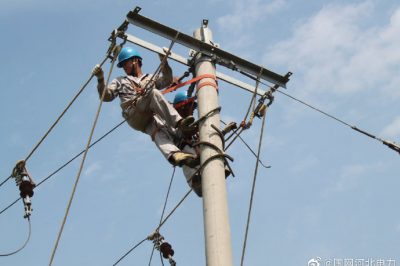 頭頂炎炎烈日對(duì)10千伏線路進(jìn)行改造，保障客戶用電