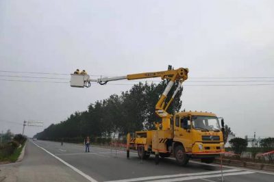 織帶電安裝10千伏線路跨路限高指示燈，預(yù)防外力破壞事故