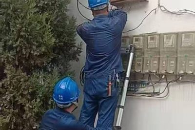 漳縣供電公司在北孔村整理村內(nèi)線路，使村民用上安全電