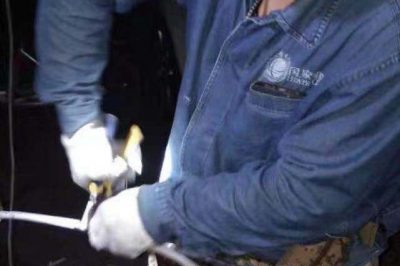 西安供電公司增援搶修因過負(fù)荷桿上出線燒斷，及時恢復(fù)供電