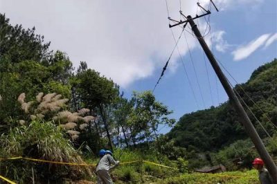 麻家渡供電所對(duì)轄區(qū)10kV寶63牌樓線(xiàn)進(jìn)行巡視