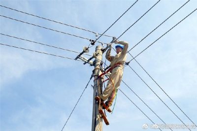 珠江供電所安裝配電柜、施放8米長電纜