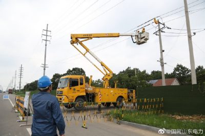樂(lè)縣供電公司冒高溫對(duì)10千伏朱劉鎮(zhèn)線(xiàn)帶電接引流線(xiàn)
