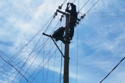 配變末端進(jìn)行耐張搭接和直線開耐張，完成線路切割