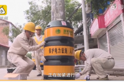 低頭族福音！電桿穿上“防撞衣”  夜晚還能反光