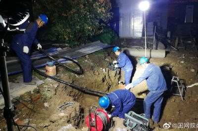 漢中中學(xué)箱變電纜被施工機械挖斷緊急搶修