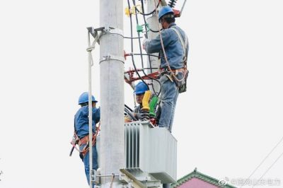 金馬村新建電力工程進(jìn)行組裝臺架變工作