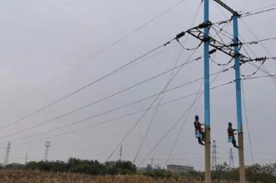 武安市供電公司在35千伏杜營(yíng)1線(xiàn)對(duì)電桿進(jìn)行防護(hù)