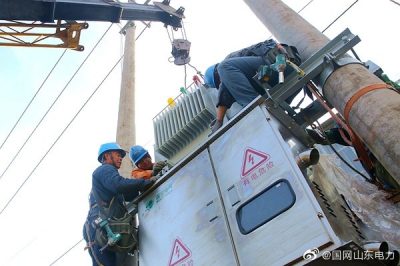 青陽(yáng)鎮(zhèn)劉家村開(kāi)展新上200千伏安變壓器施工