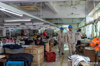 東南街道百順?lè)b廠內(nèi)開(kāi)展用電檢查