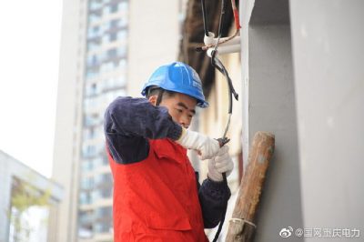 武隆供電公司對油坊社區(qū)老舊房屋線路排查