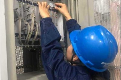 渭南供電公司對所屬通信設(shè)備進(jìn)行實(shí)物ID貼標(biāo)