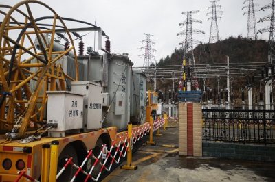 110千伏旗利線高寒覆冰重區(qū)段開(kāi)展直流融冰演練