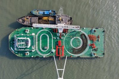 長電3號海底電纜檢修船上電纜搬運至駁船平臺
