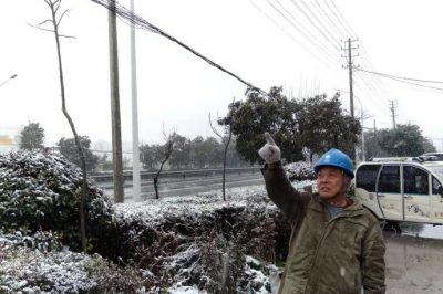張莊供電所組織運(yùn)維人員開(kāi)展惡劣天氣下特巡