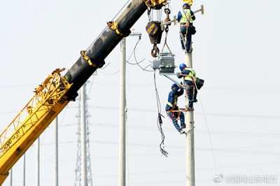 臨電箱變安裝開關(guān) 保障項目建設(shè)用電