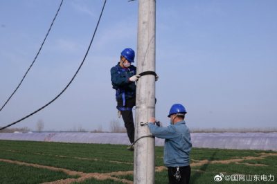 10千伏廿里堡線馮莊支線進行施工