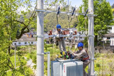 水電供區(qū)流口鎮(zhèn)流口村進行電網改造施工