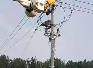 進(jìn)行帶電拆除高壓線。