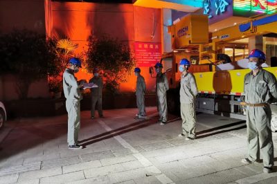 帶電作業(yè)小伙，在夜間濕透衣襟