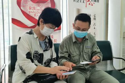 電力小哥也管“修手機(jī)”？分外事也是一片心