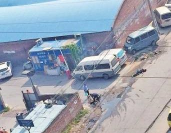 有人高壓線下施工觸電，居民救援“往身上澆水”……這是幫倒忙！