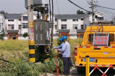 供電所運(yùn)維人員對(duì)鹽閘小區(qū)12、14變壓器進(jìn)行負(fù)荷切改