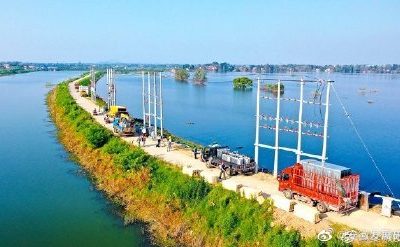 在廬江縣同大鎮(zhèn)白石天河古圩段圩堤上進行立桿、架線、安裝配變設(shè)備