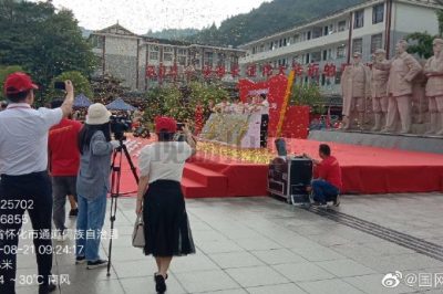 國網(wǎng)通道縣供電公司員工認(rèn)真檢查會場用電設(shè)備