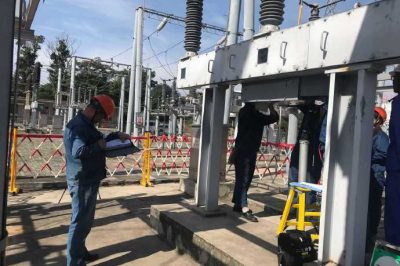 雍城變電運維班對110千伏石頭坡變進行石雍開關(guān)機構(gòu)更換