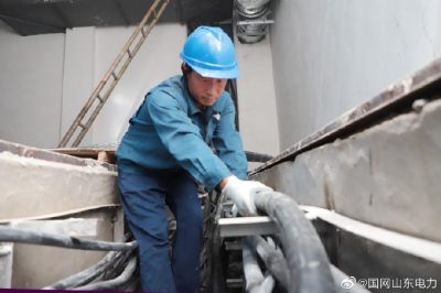 鋪設(shè)高壓電纜2300米，低壓電纜1100米