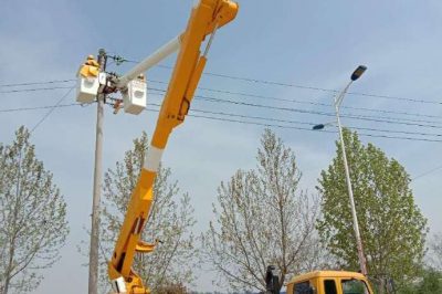 在10千伏五岔口支線2號桿，帶電更換設(shè)備線夾