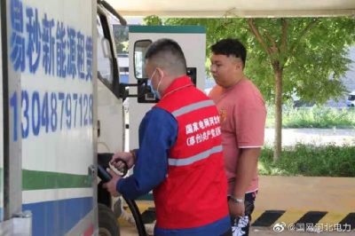 為客戶介紹電動(dòng)車(chē)充電樁的使用步驟、普及用電知識(shí)