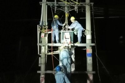南方電網(wǎng)廣東江門臺山供電局下川供電所運(yùn)維人員開展緊急搶修