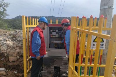 旅游景區(qū)竇王嶺對內部設備、供電線路、配電室進行仔細檢查